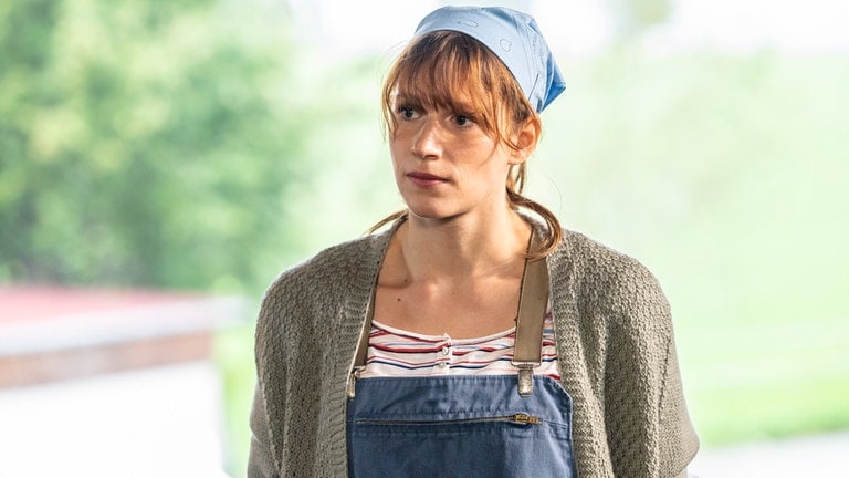 Celine (Ana-Carolina Kleine) im Stalloutfit