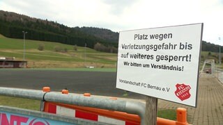 Auf einem Schild steht, dass der Kunstrasenplatz in Bernau bis auf Weiteres gesperrt ist. 