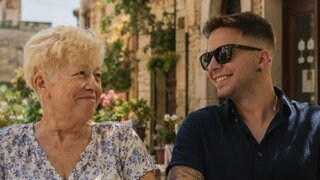 Sandro Faita und seine Oma Ingrid im Italienurlaub