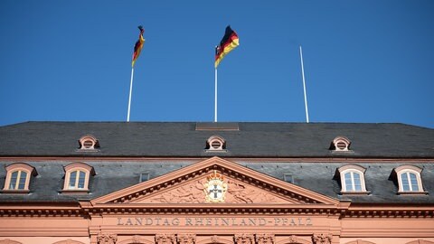 Der Landtag von Rheinland-Pfalz - CDU, SPD und Grüne planen eine Verfassungsänderung, die AfD ist dagegen.