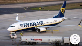 Ein Flugzeug steht auf der Landebahn. Davor ein Tank·laster. Der Tank·laster betankt das Flugzeug mit Kerosin. Vielleicht gibt es in Deutschland bald nicht mehr genug Kerosin. Rechts das SWR Logo für Leichte Sprache. 