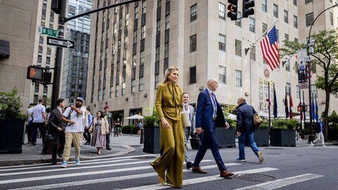 In New York nimmt Königin Máxima an der Eröffnung der 80. UN-Generalversammlung teil. Sie geht hier über einen Zebrastreifen und trägt ein grünes langes Outfit.