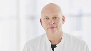 Hirnforscher Prof. Florian Mormann blickt in die Kamera.