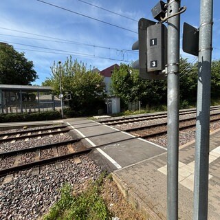 Der Bahnübergang in Leingarten: Hier wurde die junge Frau von einem Zug erfasst.