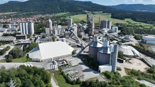 Das Holcim-Werk in Dotternhausen inmitten von Natur. Die Firma bekommt 3,4 Millionen Euro vom Bund für eine neue Anlage.