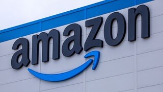 Das Firmenlogo von Amazon an einem Gebäude.