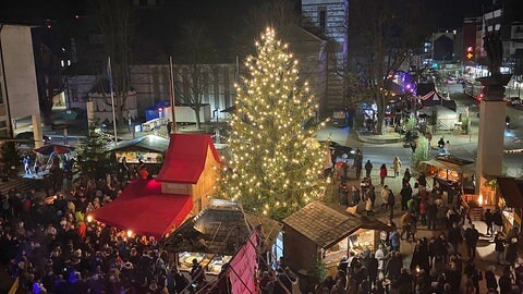 Ein funkelnder Weihnachtsbaum auf einem Weihnachtsmarkt - Weihnachtsbaum auf dem Rathausplatz in Neu-Ulm wurde aus Versehen vor Heiligabend abgebaut