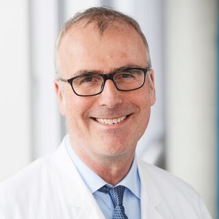 Altersmediziner Prof. Clemens Becker lächelt in die Kamera. Der Sommer bringt immer häufiger intensive Hitzewellen mit sich, die für viele Menschen zu einer spürbaren Belastung werden. Prof. Dr. Clemens Becker von der Uniklinik Heidelberg kennt die drohenden Gefahren und gibt in SWR1 Leute Tipps, wie wir uns richtig verhalten.