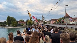 Beste Aussicht für die feiernden Jogger auf der Alten Rheinbrücke in Konstanz.