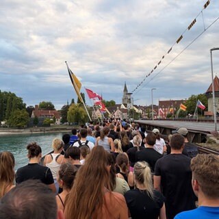 Beste Aussicht für die feiernden Jogger auf der Alten Rheinbrücke in Konstanz