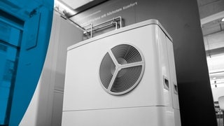 Eine Wärmepumpe von Stiebel Eltron steht in einem Ausstellungsraum in Berlin
