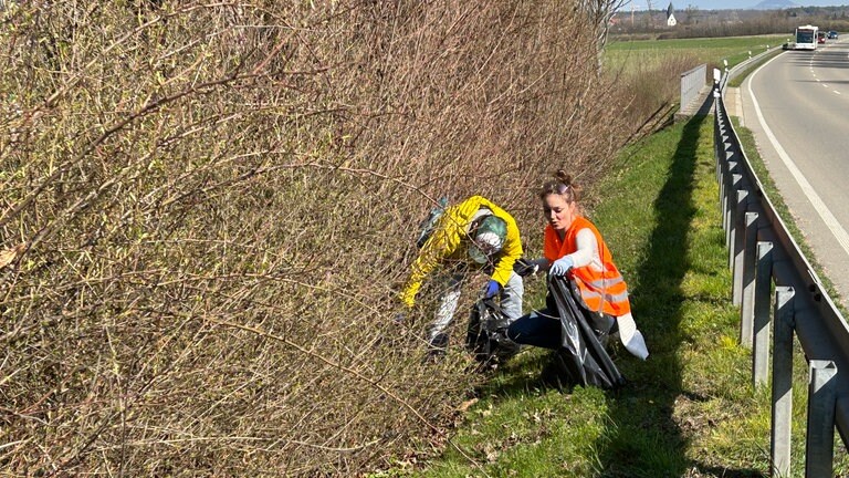 Die SWR1 Dreck weg-Woche in Aichelberg: Mal schau'n, was wir hinter der Leitplanke noch so alles finden...