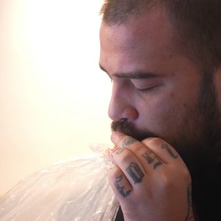 Medizinsche Cannabisblüten sind das einzige, was Dominik aus Karlsruhe bei seinem Tourette helfen. Mit dem GKV-Beitragsstabilisierungsgesetz zahlt die Krankenkasse diese aber nicht mehr.