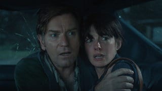 Ewan McGregor (links) als Greg Platt und Anne Hathaway (rechts) als Denise Platt in einer Szene des Films "The End of Oak Street". Der Film ist seit dem 13. 08. 2026 in den deutschen Kinos zu sehen