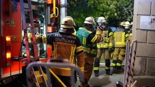 Die Einsatzkräfte waren bei dem Brand in Zuffenhausen bis in die frühen Morgenstunden mit den Nachlöscharbeiten beschäftigt.