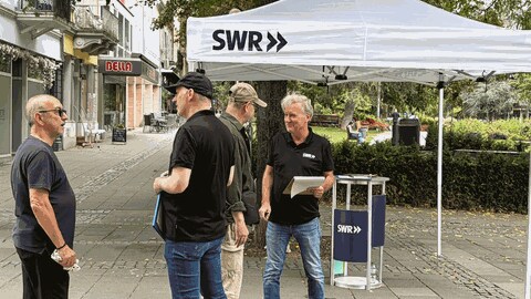 Die SWR-Redakteure Andreas Neubrech (vorne rechts) und Jürgen Wolff (hinten rechts) mit Passanten im Gespräch vor der Oberbürgermeisterwahl in Worms. 