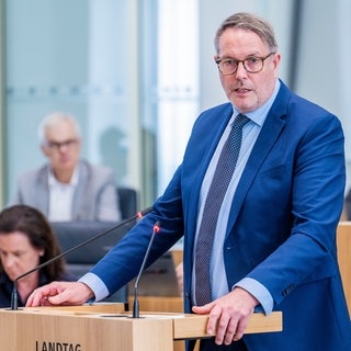 Alexander Schweitzer (SPD), Vorsitzender der SPD-Landtagsfraktion, spricht im Landtag. Schweitzer zeigt sich offen für eine Expertenregierung in Sachsen-Anhalt.