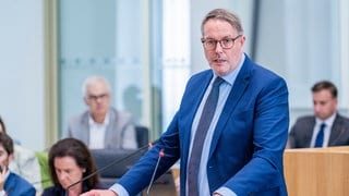 Alexander Schweitzer (SPD), Vorsitzender der SPD-Landtagsfraktion, spricht im Landtag. Schweitzer zeigt sich offen für eine Expertenregierung in Sachsen-Anhalt.