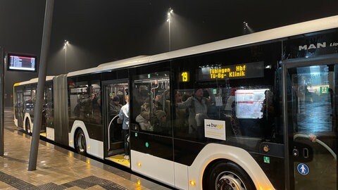 Ein voller Bus in Tübingen steht an der Bushaltestelle. Einzig die Linie 19 fährt stündlich zu den Tübinger Kliniken