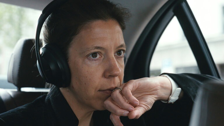 Raumfahrtunternehmerin Hélène Huby im Auto.