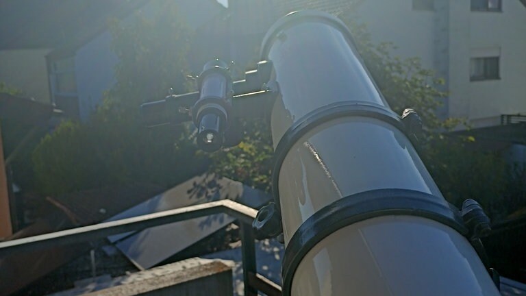 Ein Mensch bereitet sich auf die Sonnenfinsternis vor