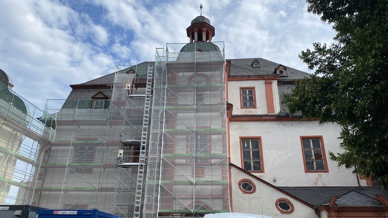 Die Turmuhr und der Augenroller am Alten Kaufhaus am Koblenzer Florinsmarkt sind echte Highlights, aber gerade für die Sanierung abgedeckt. 