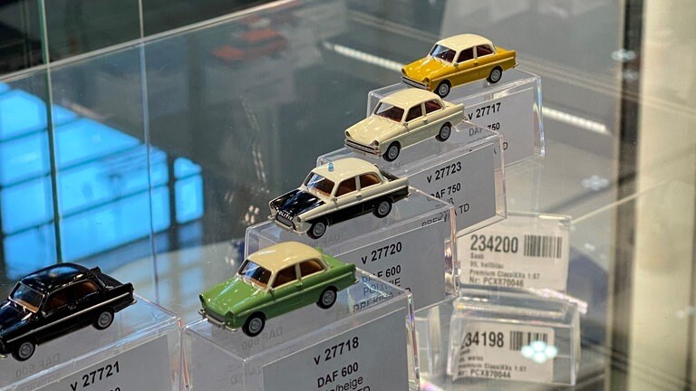 Firma Brekina: Der Automobilhersteller Brekina, der die Produktion seine Schienenfahrzeuge mit Jahresende eingestellt hat, zeigt unterschiedliche Versionen des holländischen Personenwagens DAF.