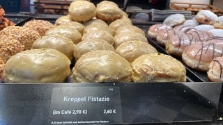 Berliner in einer Mainzer Bäckerei: Dubai auch im Berliner, Kreppel, Krapfen: Pistazien-Creme als Füllung ist Trend. Auch die Zubereitung in der Heißluftfritteuse (Airfryer) ist angesagt und soll Kalorien sparen. 