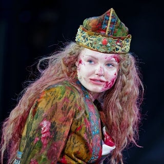 Maria Drâgus spielt 2026 die Kriemhild bei den Nibelungen-Festspielen in Worms. Sie hat ein blutverschmiertes Gesicht in dieser Szene.
