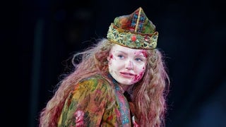 Maria Drâgus spielt 2026 die Kriemhild bei den Nibelungen-Festspielen in Worms. Sie hat ein blutverschmiertes Gesicht in dieser Szene.