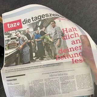 Die letzte gedruckte Freitagsausgabe der Tageszeitung "taz"