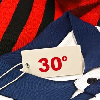 30 Grad-Schild auf Kleidung als Symbol für Kaltwäsche