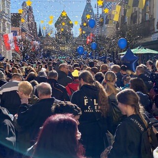 Viele Menschen kurz nach dem Eingang zum Park - Zur Saisoneröffnung am Samstag im Europa-Park herrschte dichtes Gedränge.