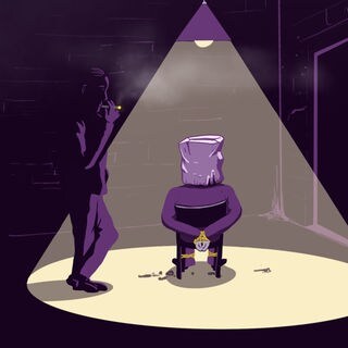 Gefesselte Person wird in dunklem Raum als Geisel gehalten und mit Lampe von oben angestrahlt (Illustration): Die Organisierte Kriminalität richtet allein in Deutschland einen finanziellen Schaden von jährlich 2,64 Milliarden Euro an, von den betroffenen Menschen ganz zu schweigen. 