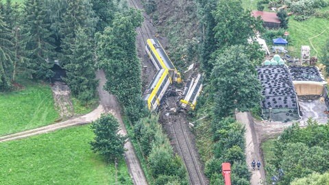 Luftaufnahme eines verunglückten Regionalzugs. Am 27. Juli 2026 jährt sich das Zugunglück von Riedlingen.