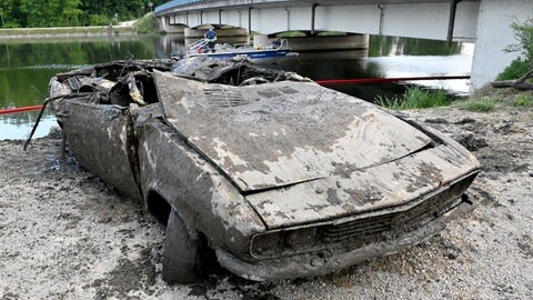 Ende eines Kultautos. Der Manta sah nach 50 Jahren im Wasser nicht mehr ganz frisch aus. Und die Bergung hat ihm auch nicht wirklich gut getan.