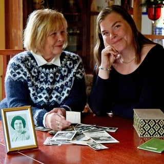 Hafdís Hafsteinsdóttir und Tochter Elísabeth. Ihre Mutter bzw. Großmutter Elisabeth Getrud Hundertmark aus Lübeck (vorne links im Bild) wanderte 1949 nach Island aus.