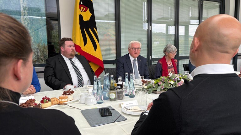 Bundespräsident Frank-Walter Steinmeier bei seinem Programmpunkt am Donnerstag während der "Ortszeit Deutschland": Die Kaffeetafel kontrovers