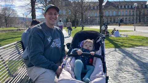 David (mit Tochter Raja) findet, dass familienfreundliche Cafés vor allem Platz für Kinderwagen haben müssen, die gut abgestellt werden können.