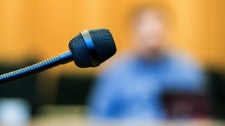 (Symbolbild) Ein Mikrofon in einem Gerichtssaal. In einem Mordprozess hat ein Angeklagter ausgesagt, der eine Sprachlehrerin in Nürtingen getötet haben soll. 