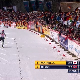 Ein Zieleinlauf beim Langlauf in einer nordischen Kombination
