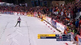 Ein Zieleinlauf beim Langlauf in einer nordischen Kombination