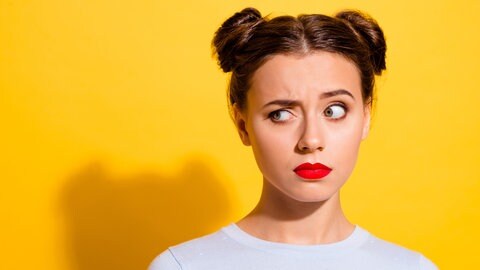 Eine Frau schaut skeptisch zur Seite
