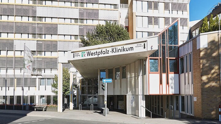 Der Eingangsbereich vom Westpfalz-Klinikum in Kaiserslautern, das einen Kooperationsvertrag mit dem Kreiskrankenhaus Grünstadt geschlossen hat.
