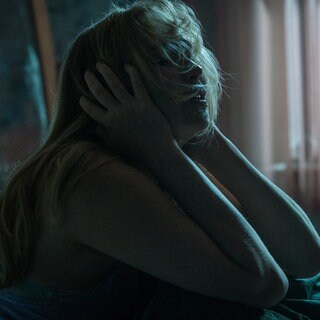 Filmstill: „Die, My Love“ von Lynne Ramsay mit Jennifer Lawrence und Robert Pattinson in den Hauptrollen