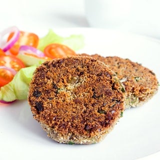 Vegane Burger-Patties auf einem Teller mit Salat