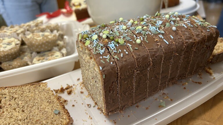 Dank der Schülerinnen ist ausreichend Kuchen vorhanden. 