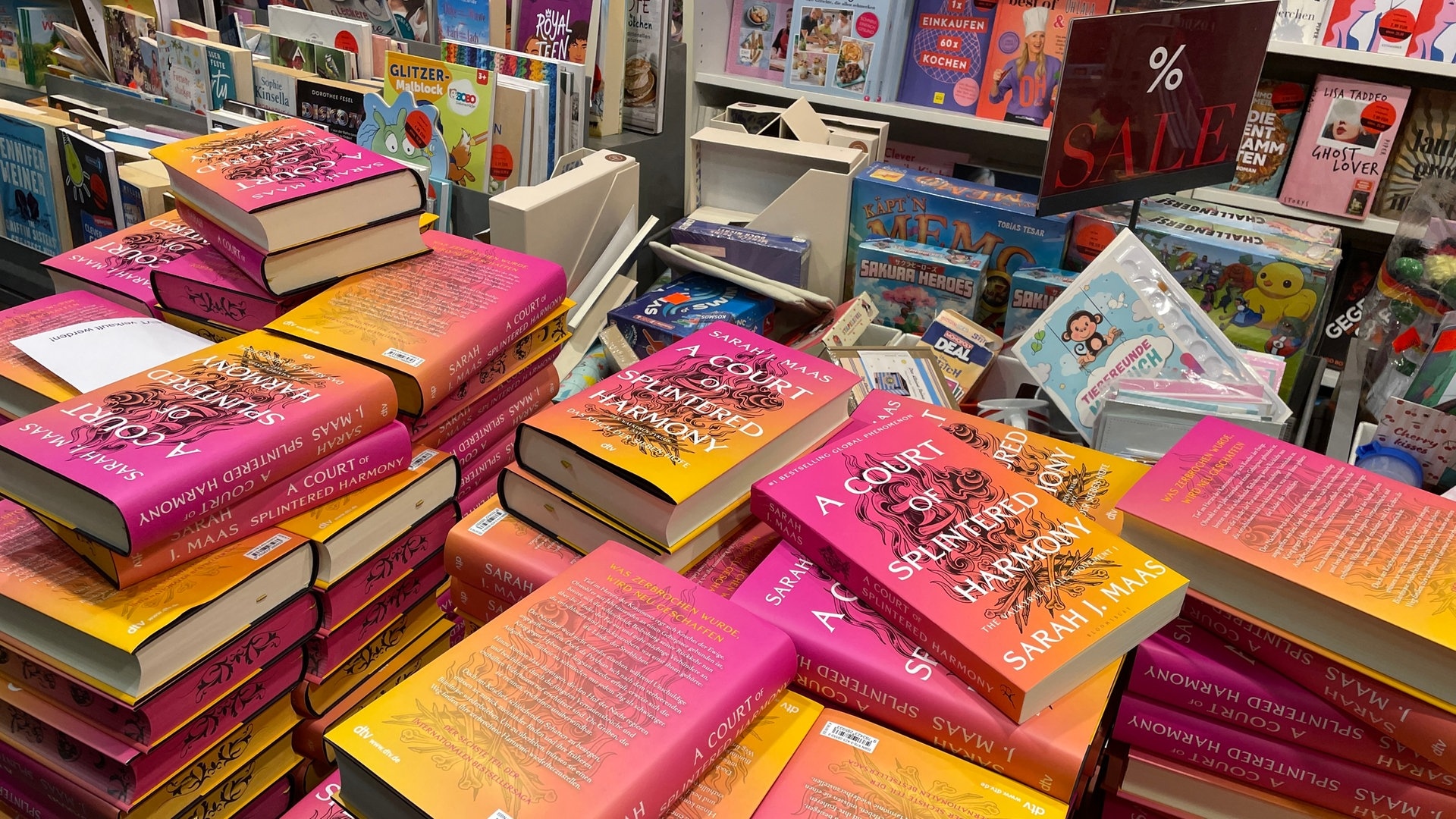 ACOTAR-Realease: Mitternachtssale in Stuttgart lockt zahlreiche Fans an