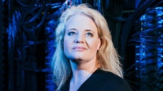 Informatikprofessorin und KI-Erklärerin Katharina Zweig schaut über die Kamera hinweg.
