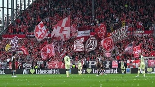Knapp 2.600 FCK-Fans feuerten die Roten Teufel beim FC St. Pauli an